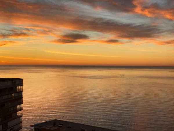 Hermoso Colorido Amanecer Playa Con Algunas Nubes España — Foto de Stock