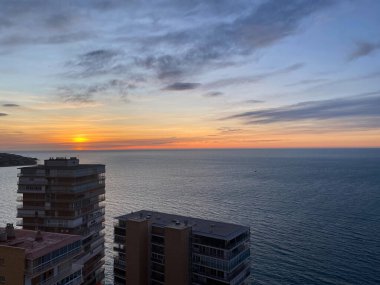 İspanya 'da bulutlarla kumsalda güzel ve renkli bir gün doğumu