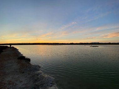 İspanya 'da bulutlarla kumsalda güzel ve renkli bir gün doğumu