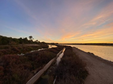 İspanya 'da günbatımı kırsal çiftlik ve tuz gölü ufuk çizgisi manzarası