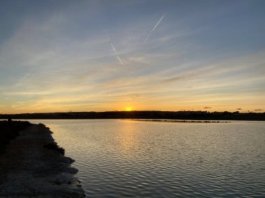 Güzel ve renkli gün batımı Sahilde bulut, İspanya