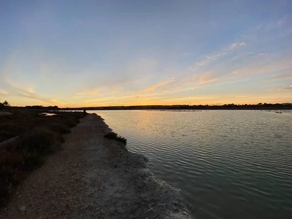 Belo Colorido Nascer Sol Praia Com Algumas Nuvens Espanha — Fotografia de Stock