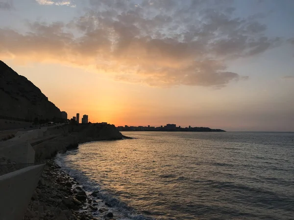 Hermoso Colorido Amanecer Playa Con Algunas Nubes España — Foto de Stock