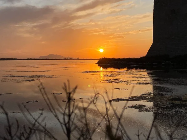 Schöner Und Farbenfroher Sonnenuntergang See Mit Turm Spanien — Stockfoto