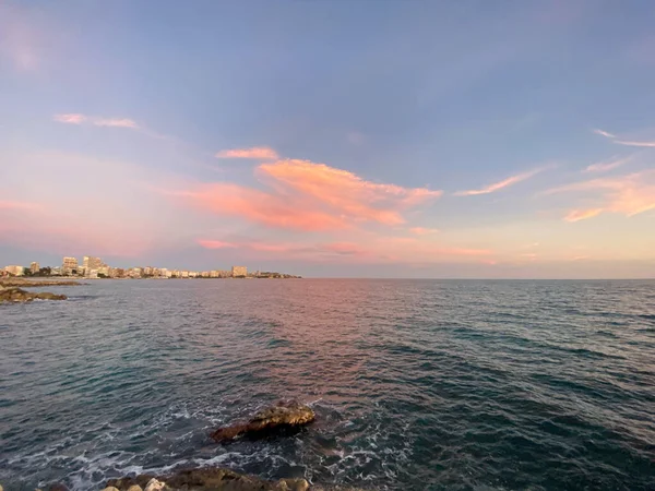 Piękny Kolorowy Zachód Słońca Chmurą Plaży Hiszpańska — Zdjęcie stockowe
