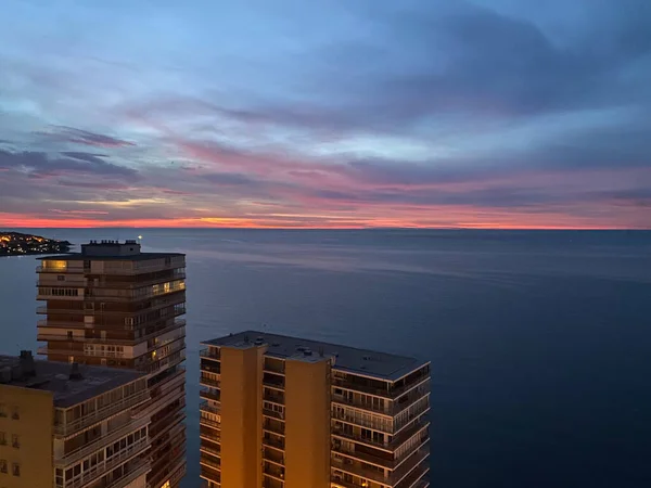 Hermoso Colorido Amanecer Playa Con Algunas Nubes España — Foto de Stock