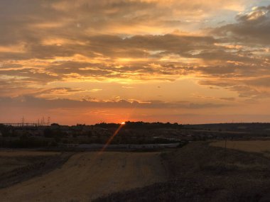 Güzel ve renkli gün batımı Sahilde bulut, İspanya