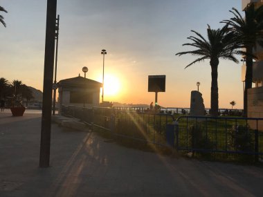 İspanya 'da bulutlarla kumsalda güzel ve renkli bir gün doğumu