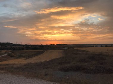 İspanya 'da günbatımı kırsal çiftlik ve tuz gölü ufuk çizgisi manzarası