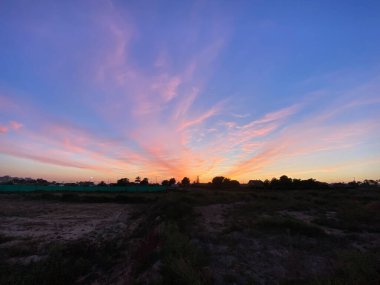 Güzel ve renkli gün batımı Dağda bulut, İspanya