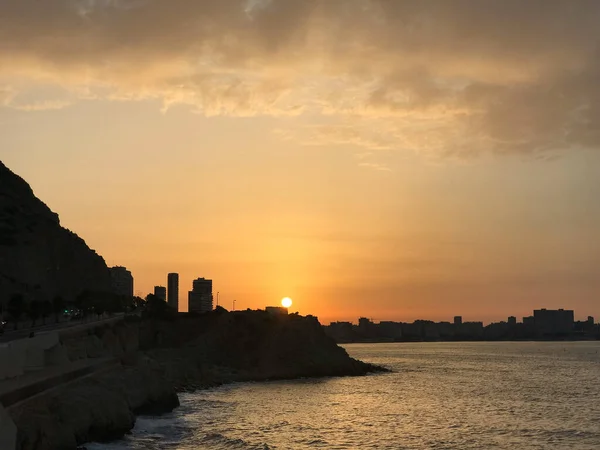 Hermoso Colorido Amanecer Playa Con Algunas Nubes España — Foto de Stock