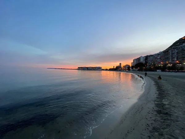Piękny Kolorowy Zachód Słońca Chmurą Plaży Hiszpańska — Zdjęcie stockowe
