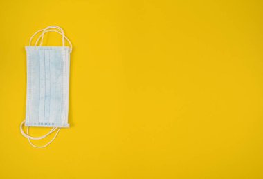 Plastik kulaklıklı cerrahi maske. Ağız ve burnu örtmek için tipik 3 katlı cerrahi maske. Bakterilerin prosedür maskesi. Koruma konsepti, İspanya