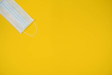 Plastik kulaklıklı cerrahi maske. Ağız ve burnu örtmek için tipik 3 katlı cerrahi maske. Bakterilerin prosedür maskesi. Koruma konsepti, İspanya