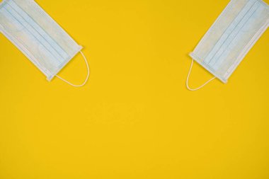 Plastik kulaklıklı cerrahi maske. Ağız ve burnu örtmek için tipik 3 katlı cerrahi maske. Bakterilerin prosedür maskesi. Koruma konsepti, İspanya