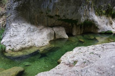 Borosa Nehri 'nin Sierras de Cazorla, Segura ve las Villas, Endülüs, İspanya' daki Doğal Parkı 'ndaki kaynağı. Güneşli bir günde yol