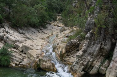 Borosa Nehri 'nin Sierras de Cazorla, Segura ve las Villas, Endülüs, İspanya' daki Doğal Parkı 'ndaki kaynağı. Güneşli bir günde yol