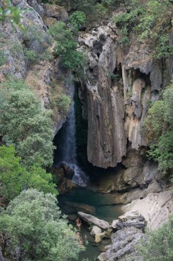 Borosa Nehri 'nin Sierras de Cazorla, Segura ve las Villas, Endülüs, İspanya' daki Doğal Parkı 'ndaki kaynağı. Güneşli bir günde yol