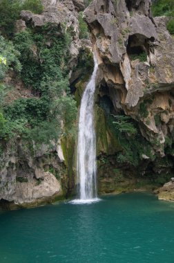 Borosa Nehri 'nin Sierras de Cazorla, Segura ve las Villas, Endülüs, İspanya' daki Doğal Parkı 'ndaki kaynağı. Güneşli bir günde yol