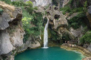 Borosa Nehri 'nin Sierras de Cazorla, Segura ve las Villas, Endülüs, İspanya' daki Doğal Parkı 'ndaki kaynağı. Güneşli bir günde yol