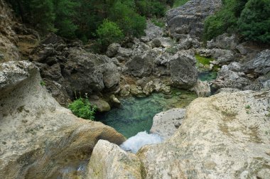 Borosa Nehri 'nin Sierras de Cazorla, Segura ve las Villas, Endülüs, İspanya' daki Doğal Parkı 'ndaki kaynağı. Güneşli bir günde yol