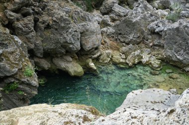 Borosa Nehri 'nin Sierras de Cazorla, Segura ve las Villas, Endülüs, İspanya' daki Doğal Parkı 'ndaki kaynağı. Güneşli bir günde yol