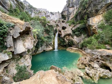 Borosa Nehri 'nin Sierras de Cazorla, Segura ve las Villas, Endülüs, İspanya' daki Doğal Parkı 'ndaki kaynağı. Güneşli bir günde yol