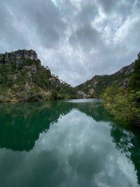 Borosa Nehri 'nin Sierras de Cazorla, Segura ve las Villas, Endülüs, İspanya' daki Doğal Parkı 'ndaki kaynağı. Güneşli bir günde yol