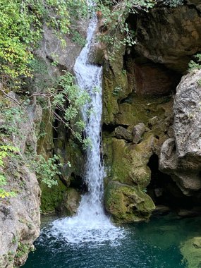 Borosa Nehri 'nin Sierras de Cazorla, Segura ve las Villas, Endülüs, İspanya' daki Doğal Parkı 'ndaki kaynağı. Güneşli bir günde yol