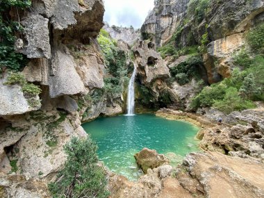 Borosa Nehri 'nin Sierras de Cazorla, Segura ve las Villas, Endülüs, İspanya' daki Doğal Parkı 'ndaki kaynağı. Güneşli bir günde yol