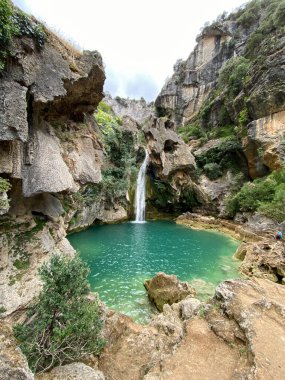 Borosa Nehri 'nin Sierras de Cazorla, Segura ve las Villas, Endülüs, İspanya' daki Doğal Parkı 'ndaki kaynağı. Güneşli bir günde yol