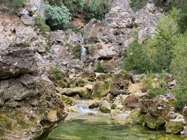 Borosa Nehri 'nin Sierras de Cazorla, Segura ve las Villas, Endülüs, İspanya' daki Doğal Parkı 'ndaki kaynağı. Güneşli bir günde yol