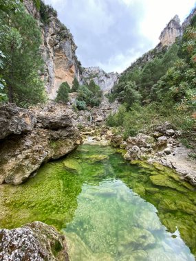 Borosa Nehri 'nin Sierras de Cazorla, Segura ve las Villas, Endülüs, İspanya' daki Doğal Parkı 'ndaki kaynağı. Güneşli bir günde yol