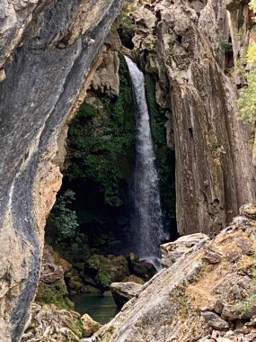 Borosa Nehri 'nin Sierras de Cazorla, Segura ve las Villas, Endülüs, İspanya' daki Doğal Parkı 'ndaki kaynağı. Güneşli bir günde yol