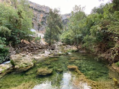 Borosa Nehri 'nin Sierras de Cazorla, Segura ve las Villas, Endülüs, İspanya' daki Doğal Parkı 'ndaki kaynağı. Güneşli bir günde yol