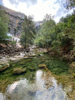 Borosa Nehri 'nin Sierras de Cazorla, Segura ve las Villas, Endülüs, İspanya' daki Doğal Parkı 'ndaki kaynağı. Güneşli bir günde yol