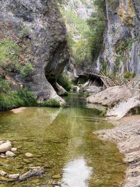 Borosa Nehri 'nin Sierras de Cazorla, Segura ve las Villas, Endülüs, İspanya' daki Doğal Parkı 'ndaki kaynağı. Güneşli bir günde yol