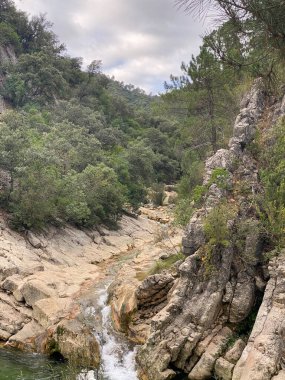 Borosa Nehri 'nin Sierras de Cazorla, Segura ve las Villas, Endülüs, İspanya' daki Doğal Parkı 'ndaki kaynağı. Güneşli bir günde yol