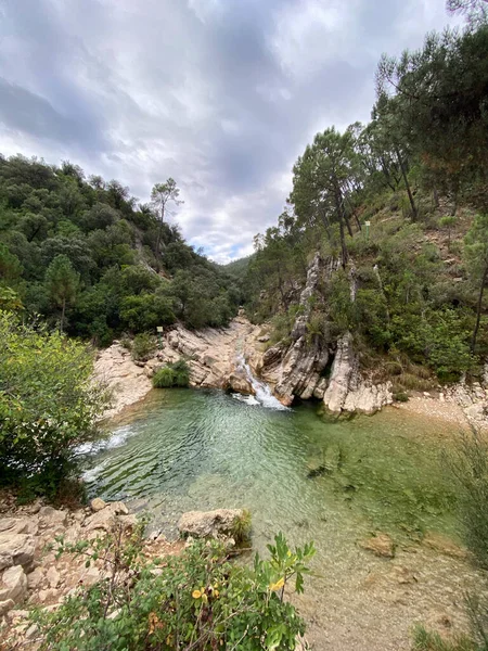 シエラス カゾラ自然公園のボローサ川の源のビュー セグラとラスヴィラ アンダルシア州 スペイン 晴れた日のルート — ストック写真
