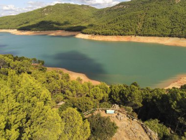 İspanya 'nın Jaen kentindeki Sierras de Cazorla, Segura y las Villas Doğal Parkı' ndaki Tranco rezervuarının manzarası. Bulutlu bir günde görüntüle