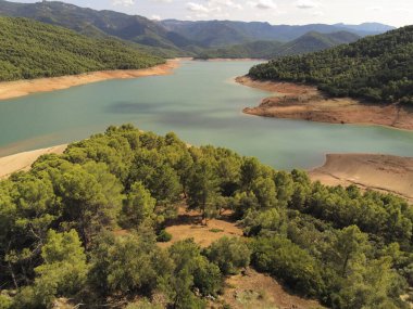 İspanya 'nın Jaen kentindeki Sierras de Cazorla, Segura y las Villas Doğal Parkı' ndaki Tranco rezervuarının manzarası. Bulutlu bir günde görüntüle