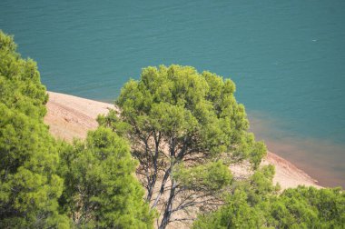 İspanya 'nın Jaen kentindeki Sierras de Cazorla, Segura y las Villas Doğal Parkı' ndaki Tranco rezervuarının manzarası. Bulutlu bir günde görüntüle