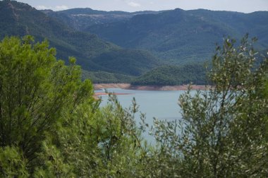 İspanya 'nın Jaen kentindeki Sierras de Cazorla, Segura y las Villas Doğal Parkı' ndaki Tranco rezervuarının manzarası. Bulutlu bir günde görüntüle