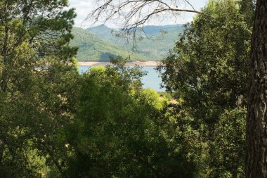 İspanya 'nın Jaen kentindeki Sierras de Cazorla, Segura y las Villas Doğal Parkı' ndaki Tranco rezervuarının manzarası. Bulutlu bir günde görüntüle