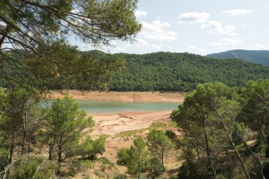 İspanya 'nın Jaen kentindeki Sierras de Cazorla, Segura y las Villas Doğal Parkı' ndaki Tranco rezervuarının manzarası. Bulutlu bir günde görüntüle