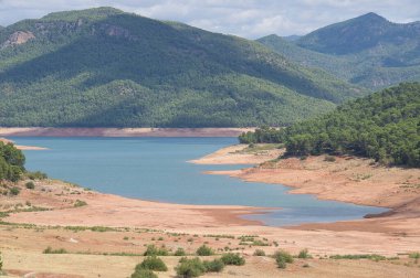 İspanya 'nın Jaen kentindeki Sierras de Cazorla, Segura y las Villas Doğal Parkı' ndaki Tranco rezervuarının manzarası. Bulutlu bir günde görüntüle