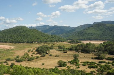İspanya 'nın Jaen kentindeki Sierras de Cazorla, Segura y las Villas Doğal Parkı' ndaki Tranco rezervuarının manzarası. Bulutlu bir günde görüntüle