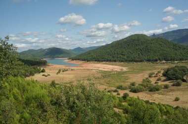 İspanya 'nın Jaen kentindeki Sierras de Cazorla, Segura y las Villas Doğal Parkı' ndaki Tranco rezervuarının manzarası. Bulutlu bir günde görüntüle
