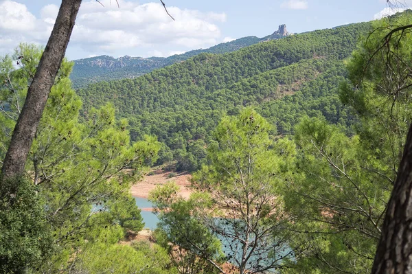 スペインのJenにあるSieras Cazorla Segura Las Vilas自然公園にあるTranco貯水池の景色 曇りの日の眺め — ストック写真