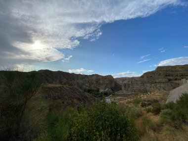 İspanya 'nın Jaen şehrinde bulunan Sierras de Cazorla, Segura y las Villas doğal parkının manzarası. Bulutlu bir günde